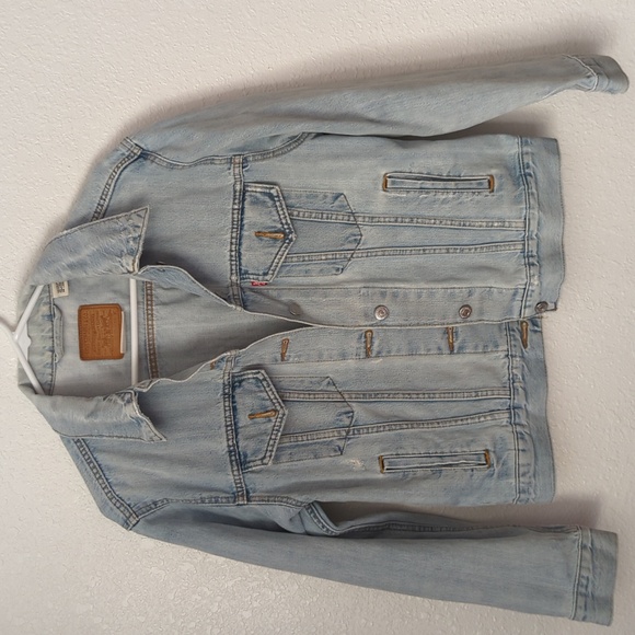 Women's Ex Boyfriend Levi's Jean Jacket Size Medium Light Wash Distressed - Picture 1 of 8